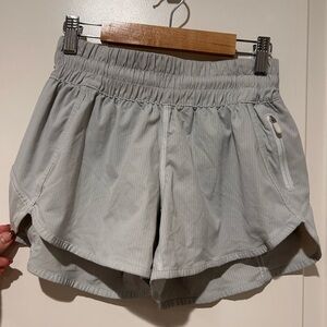 🍋Lululemon track that high rise shorts 3”🍋